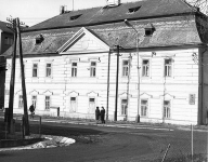 Provizórny domov mládeže, neskôr laboratóriá